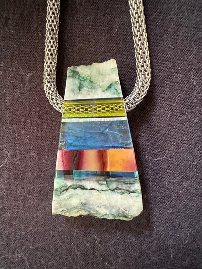 Mariposite/pinolite dichroic glass