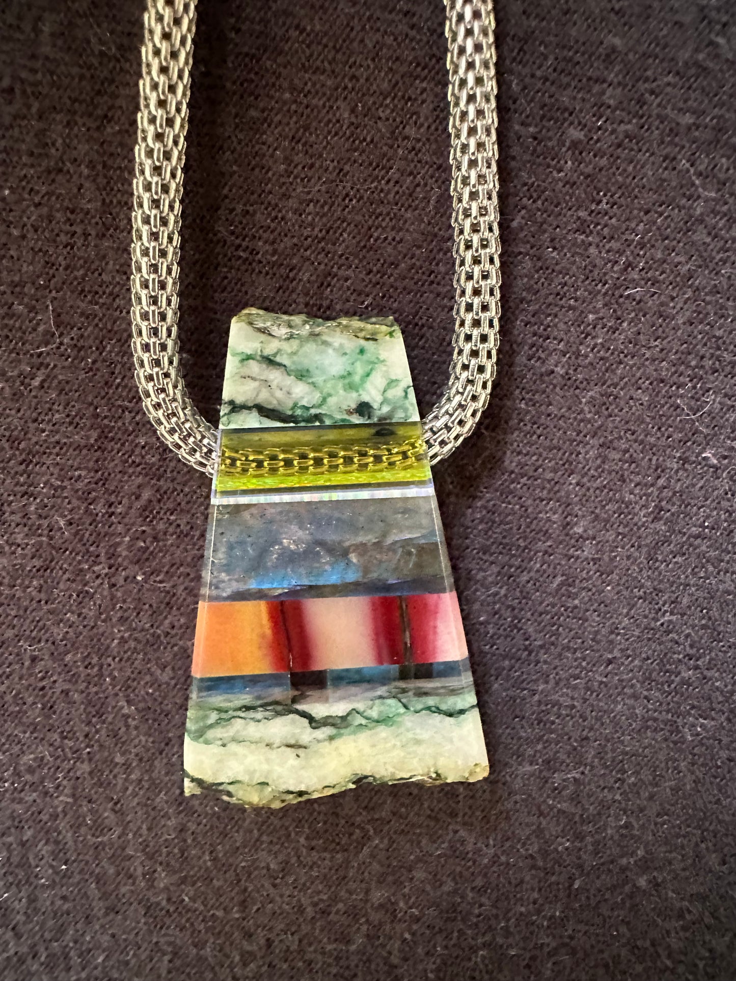 Mariposite/pinolite dichroic glass