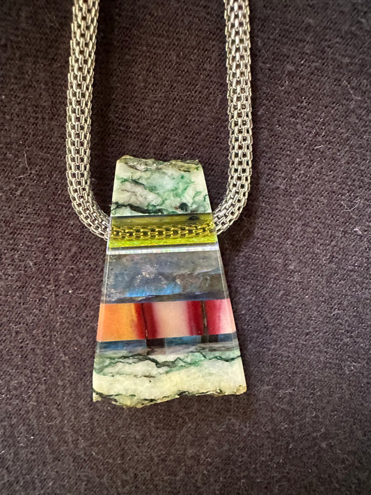 Mariposite/pinolite dichroic glass